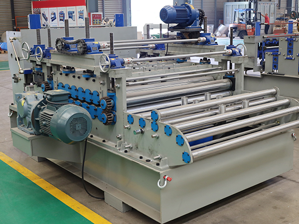 Leveling and slitting machine